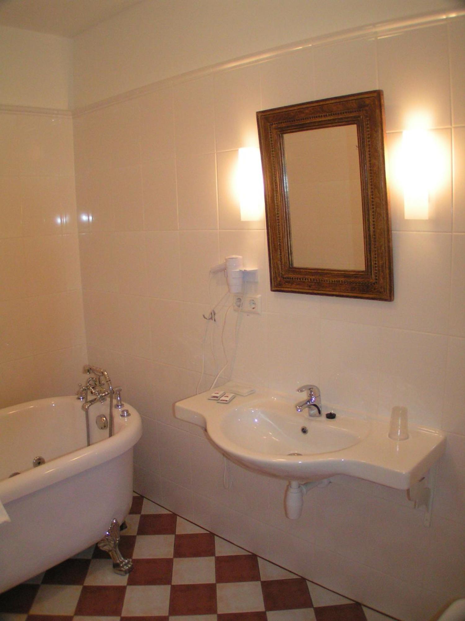 Birinu Pils Hotel Bīriņi Екстериор снимка